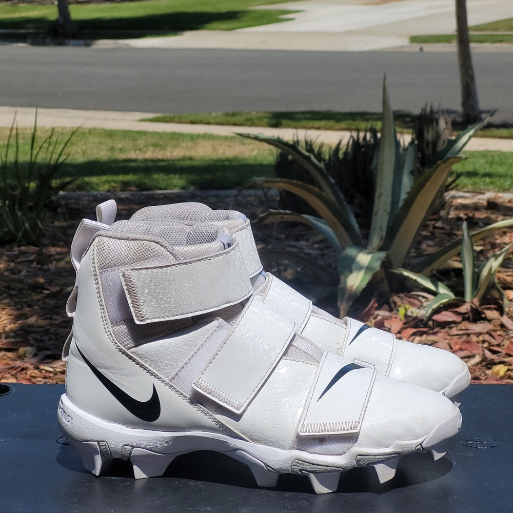 Nike Kids' Force Savage Shark 2 Football Cleats Shoes Size 6Y